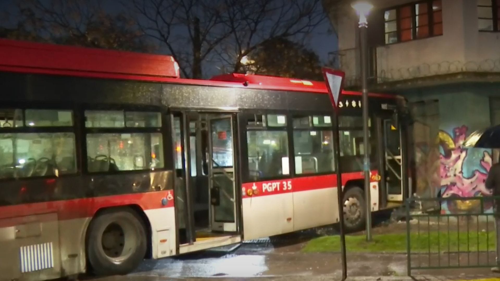 Bus del transporte público chocó con auto y terminó impactando con local comercial en Recoleta