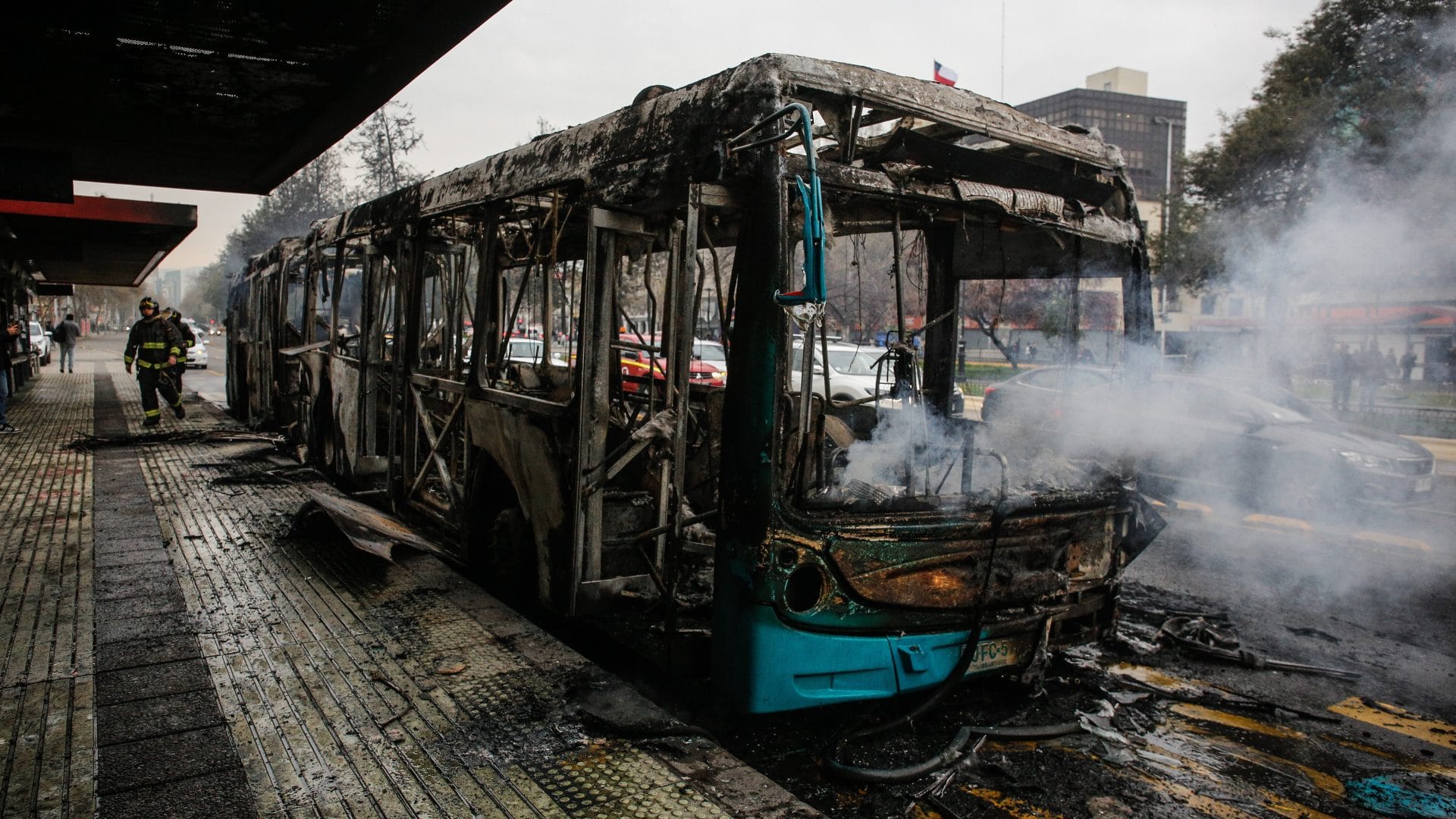 Queman dos buses en cercanías del Liceo de Aplicación en Santiago