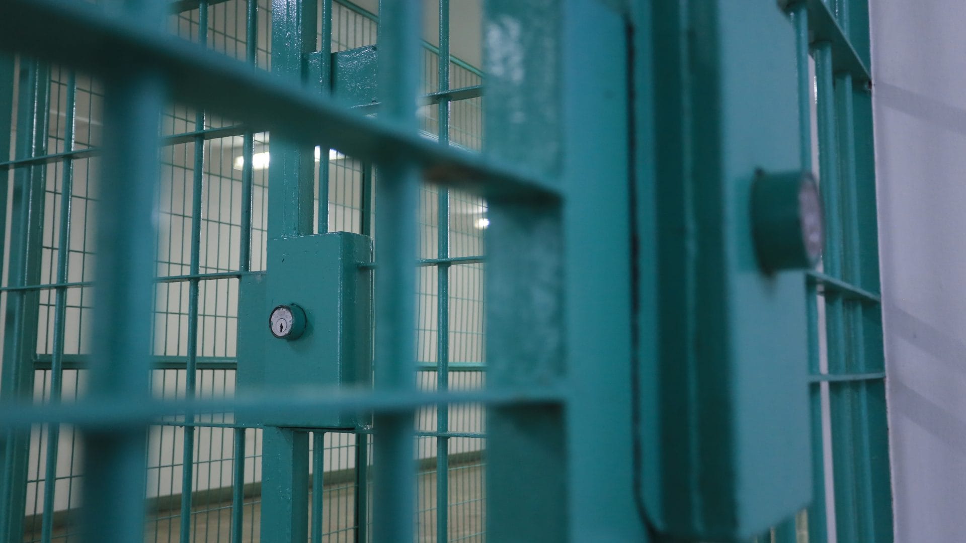 Otro brutal crimen en una cárcel en Chile: Reo muere tras ser atacado con más de 200 puñaladas en Puerto Montt