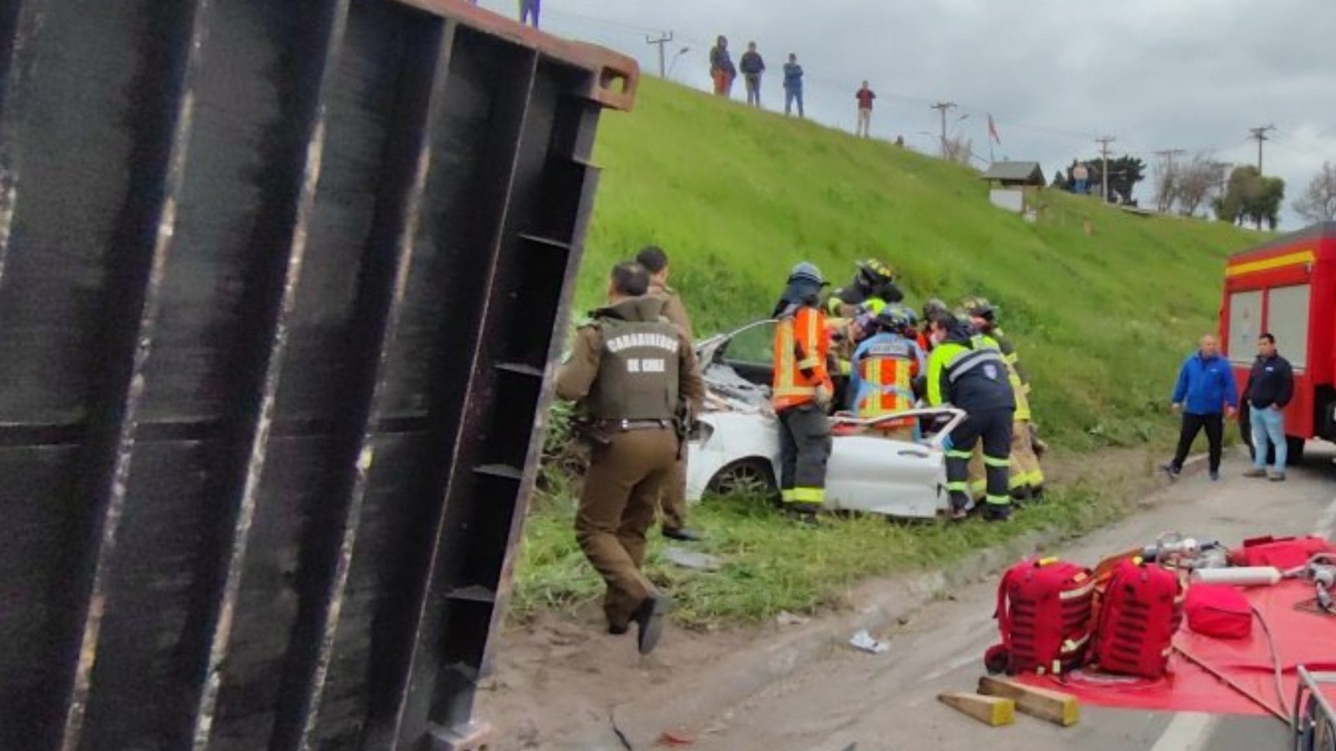 Contenedor aplasta a vehículo en autopista de San Antonio: Conductor quedó atrapado