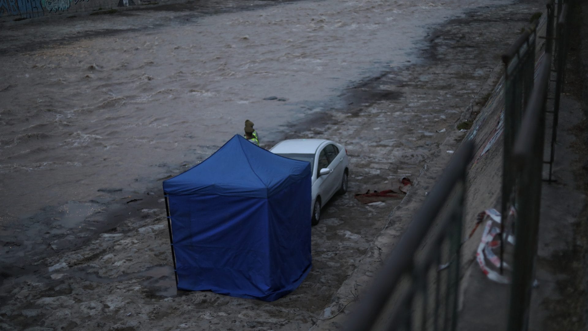 Encuentran cuerpo de hombre flotando en el río Mapocho