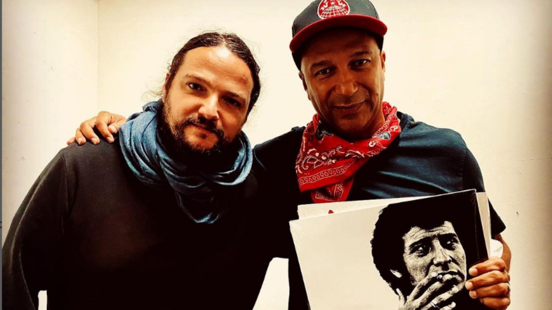 Tom Morello en Chile por los 50 años del Golpe de Estado: Tocó junto a Nano Stern un clásico de Víctor Jara