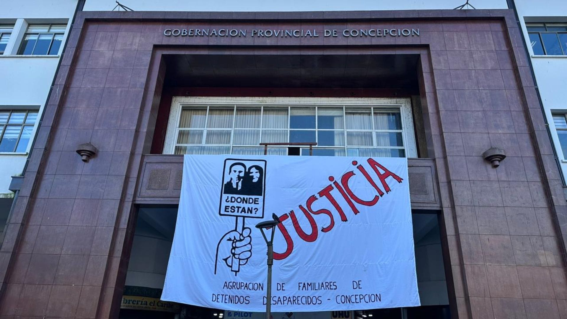 Concepción: Familiares de DD.DD desplegaron lienzo en Acto central por los 50 años del Golpe Militar