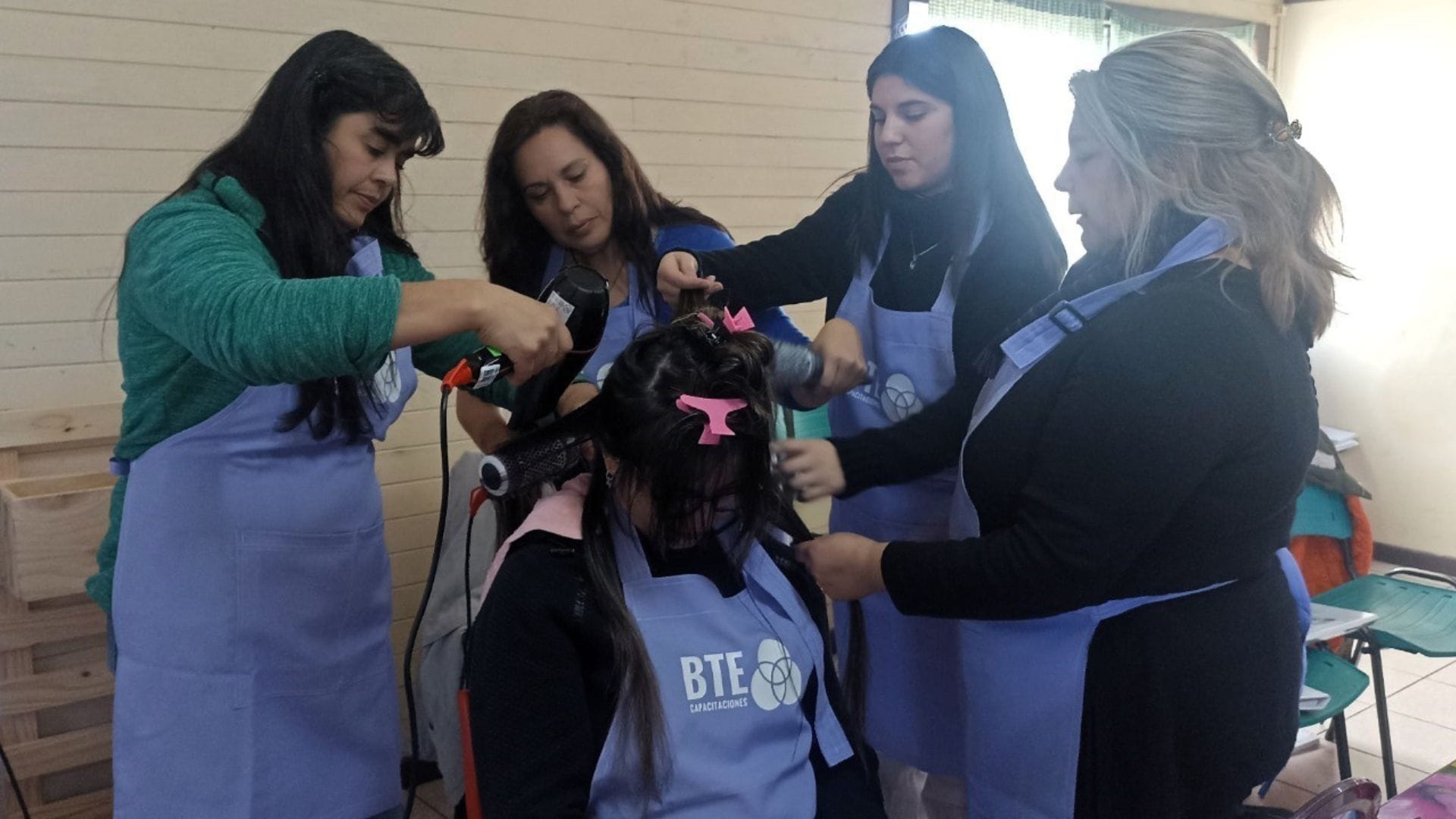 Mujeres de Tucapel se reinventan en taller de peluquería