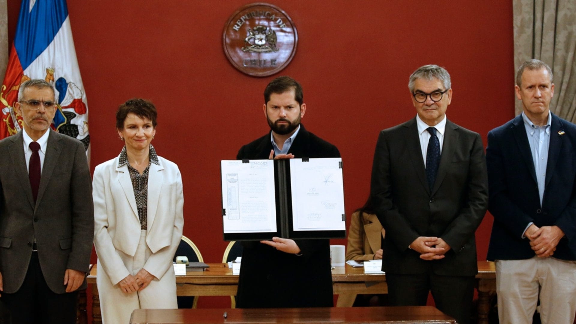 Promulgan ley que obliga a grabar la patente de vehículos en ventanas y espejos