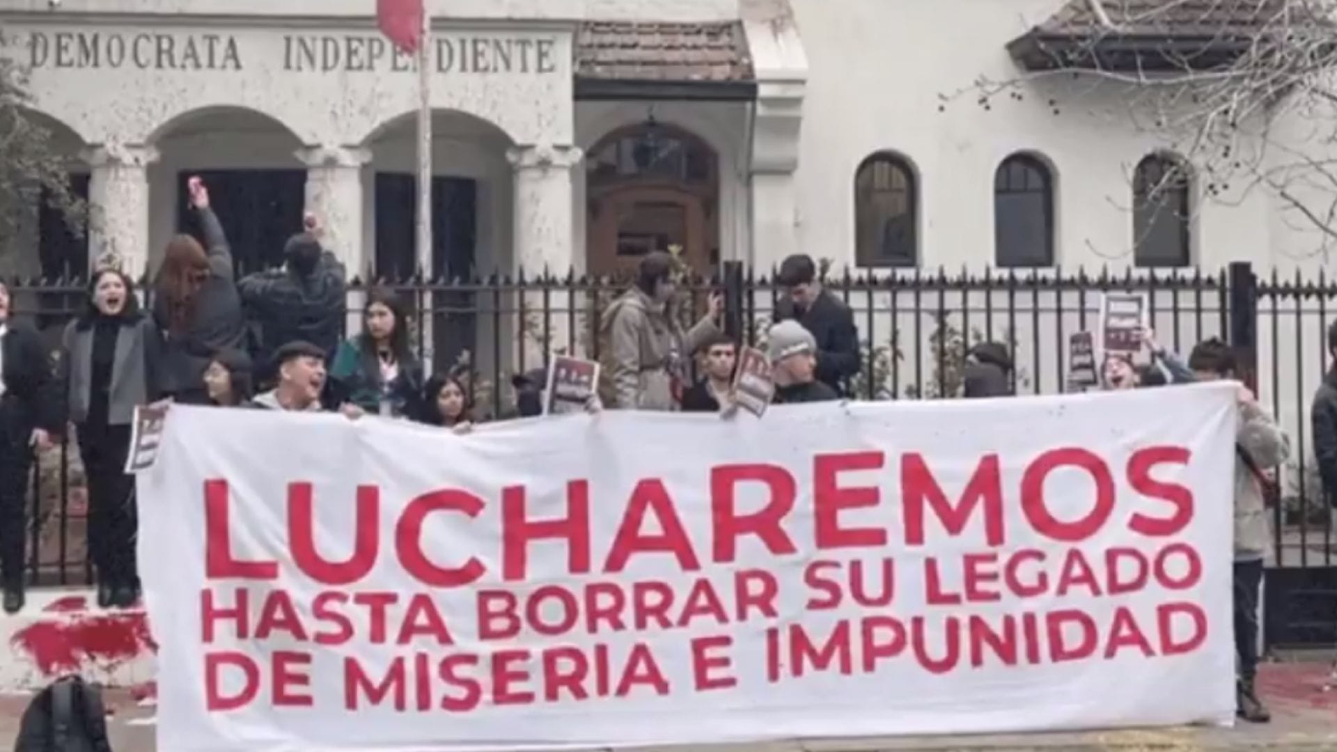 Detienen a grupo de manifestantes tras encadenarse en sede de la UDI en Providencia