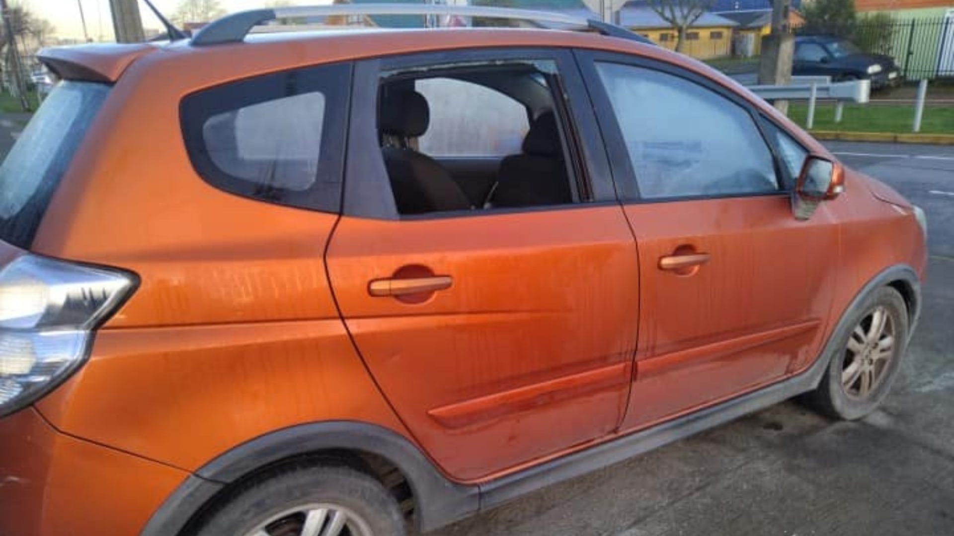 Rompen vidrio de su vehículo y roban implementos a bombero en Concepción