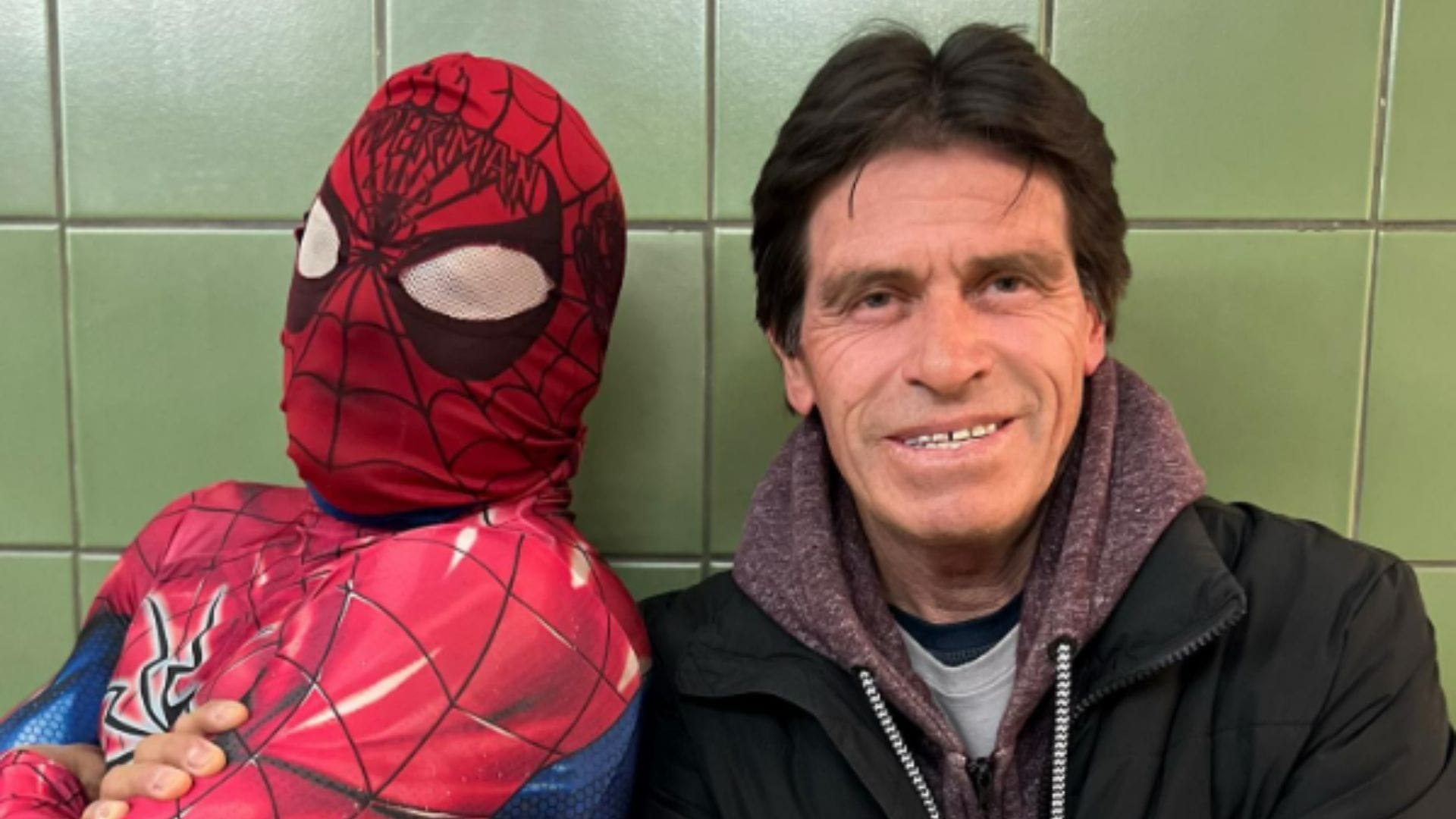 El multiverso en pleno: Sensual Spiderman presentó al “Duende Verde” chileno
