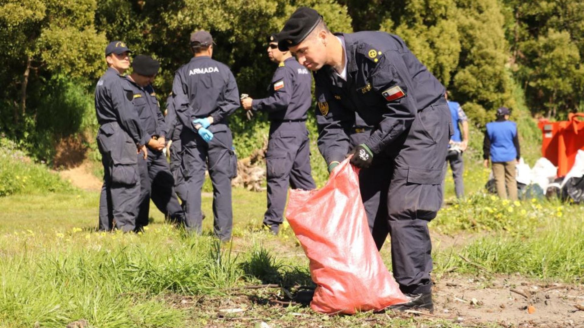 Salieron hasta neumáticos: Retiran 3 toneladas de basura de la Playa El Morro de Talcahuano