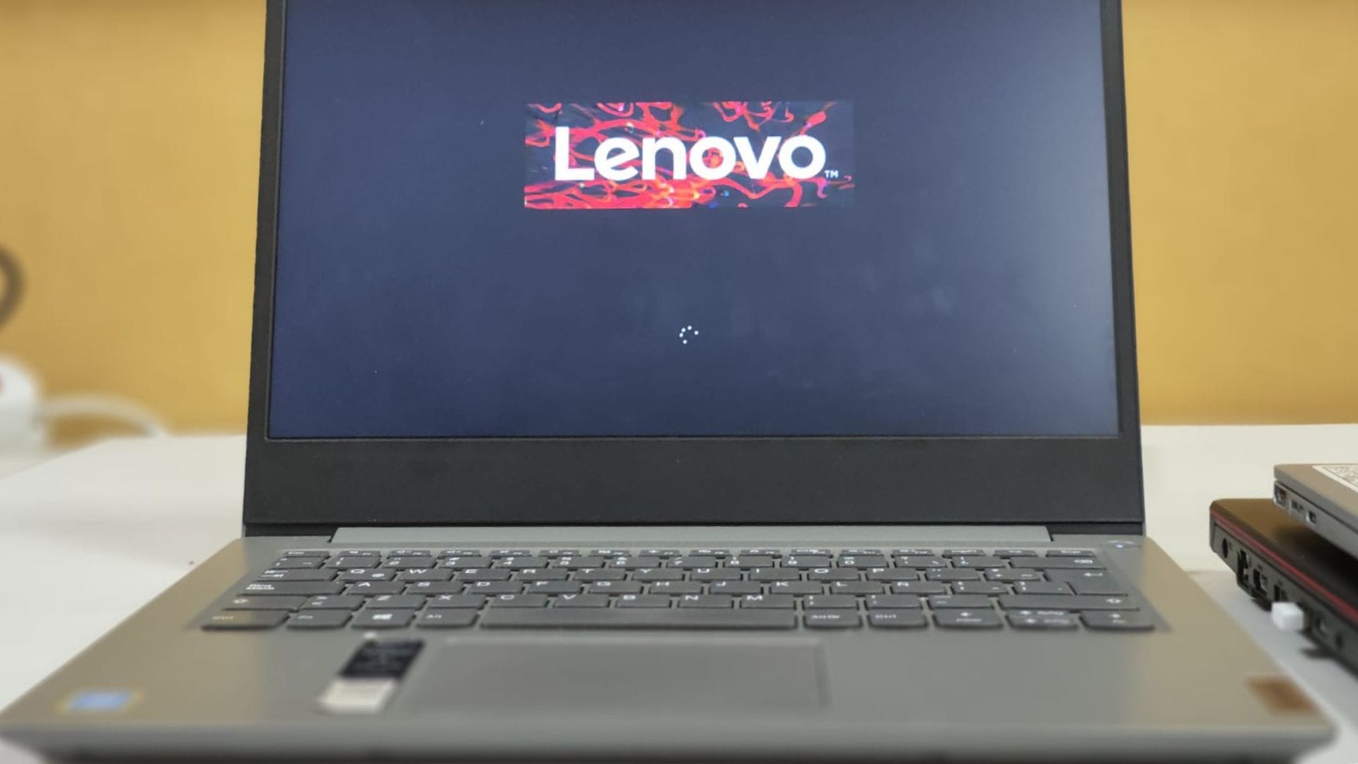 Roban más de 3 mil computadores en bodega Lenovo: Estaban destinados a beca Junaeb