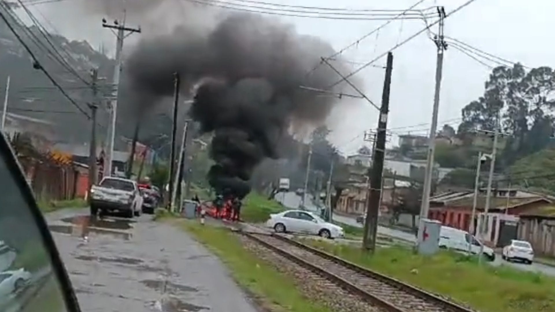 Vecinos de Talcahuano se manifiestan por falta de seguridad en cruce ferroviario La Unión