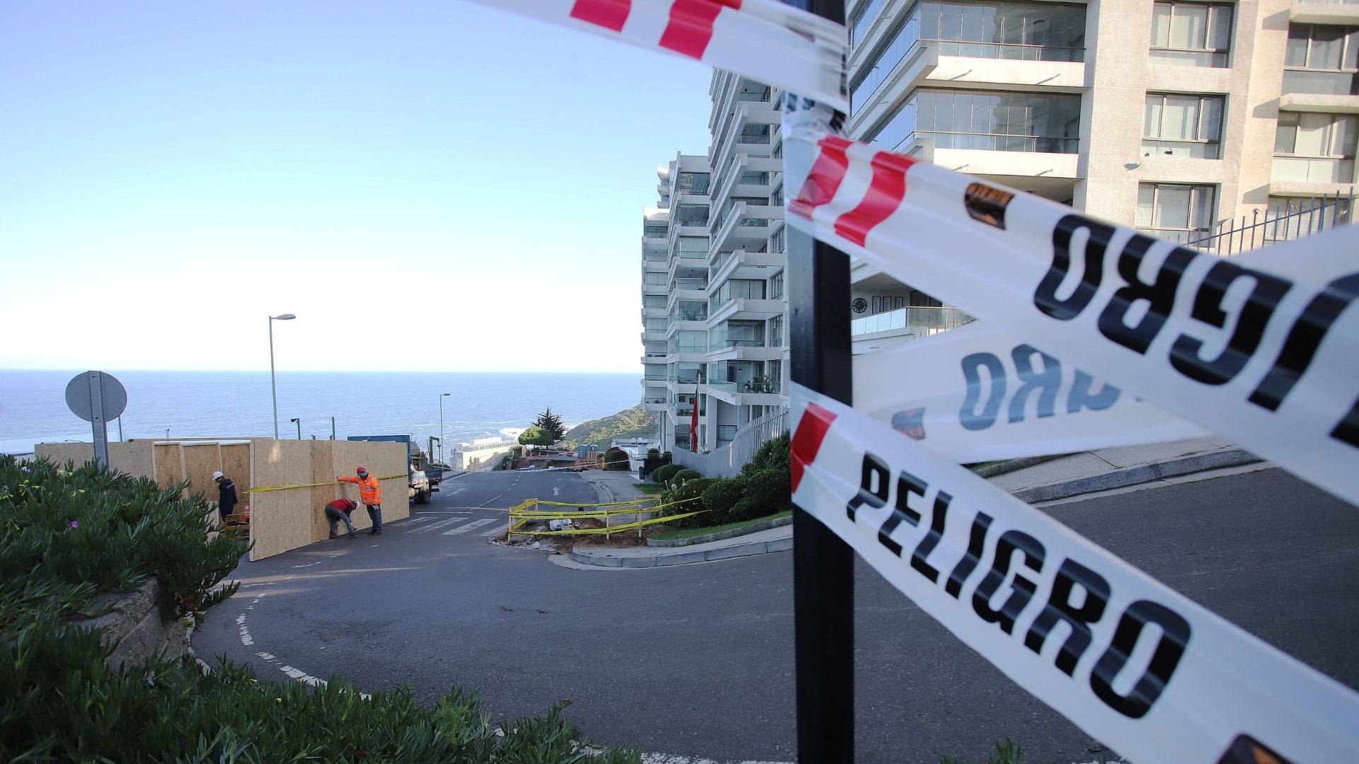 Decretan inhabitable “en forma total” edificio Kandinsky en Reñaca tras socavón en Reñaca