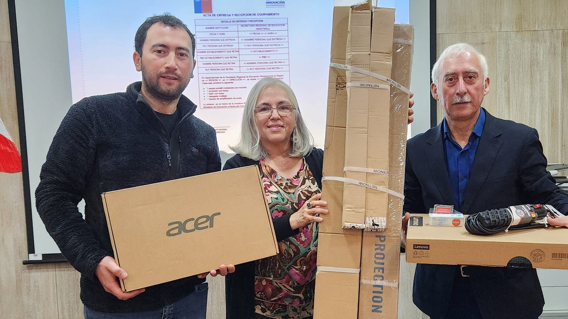 Entregan equipos tecnológicos a establecimientos y comunas del Biobío afectadas por incendios