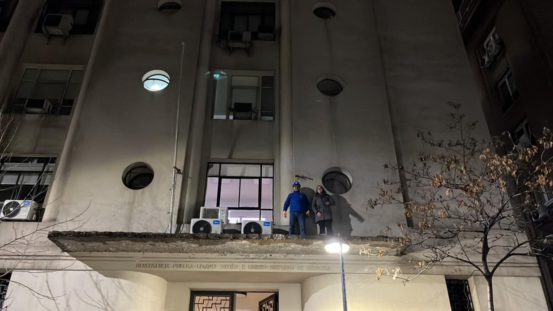 Se instalaron en la cornisa del edificio del Minsal: Funcionarios de la salud se manifiestan contra despidos de honorarios