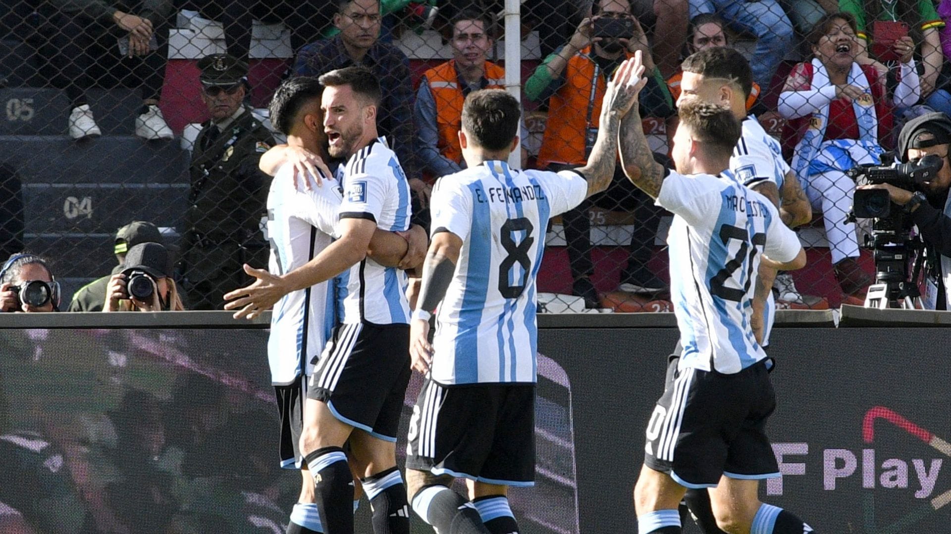 Argentina sigue firme y derrotó a Bolivia en la altura sin Lionel Messi