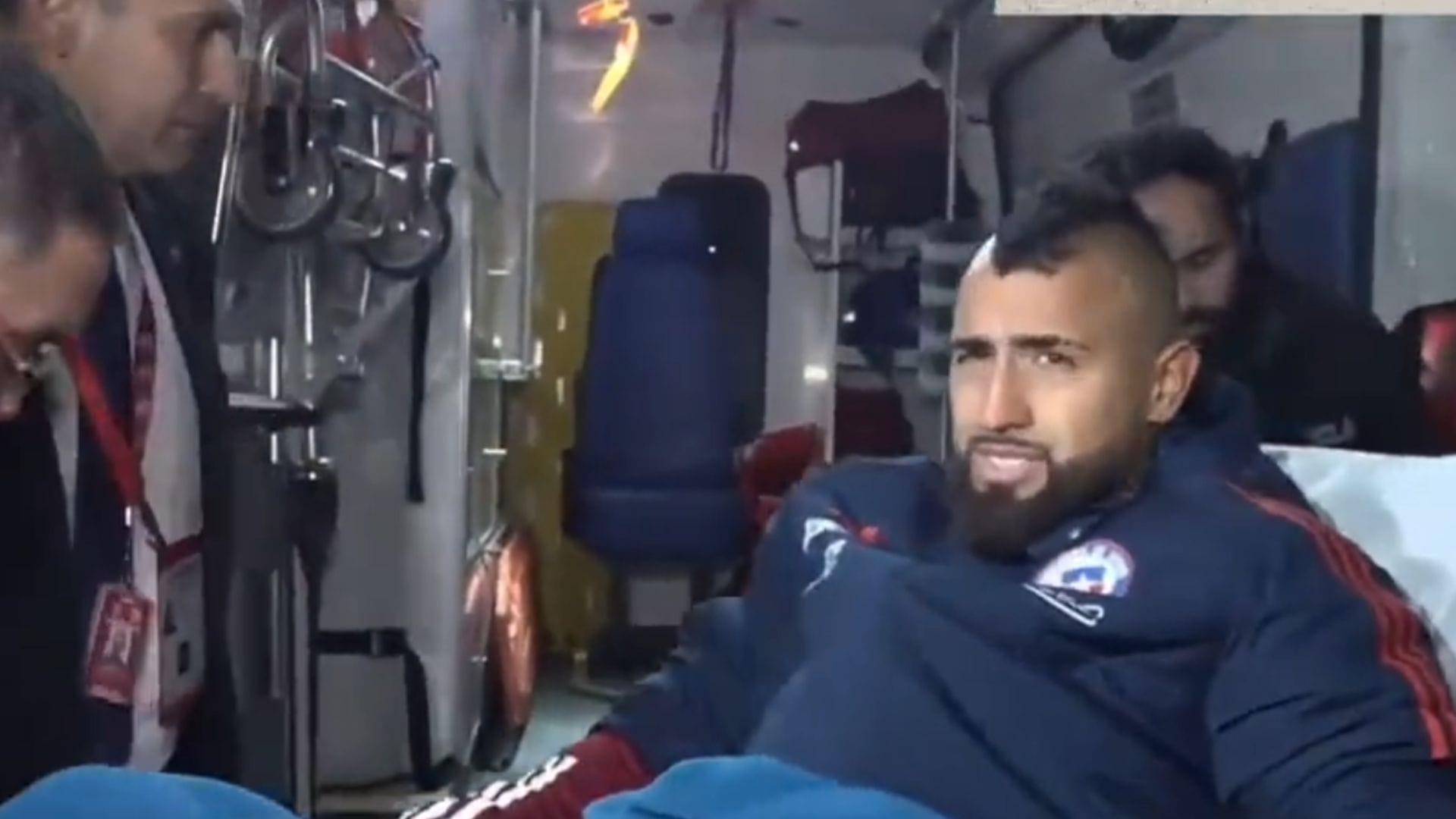 ¡Arturo Vidal sale en camilla del Monumental y arriesga una dura lesión tras el partido de La Roja!