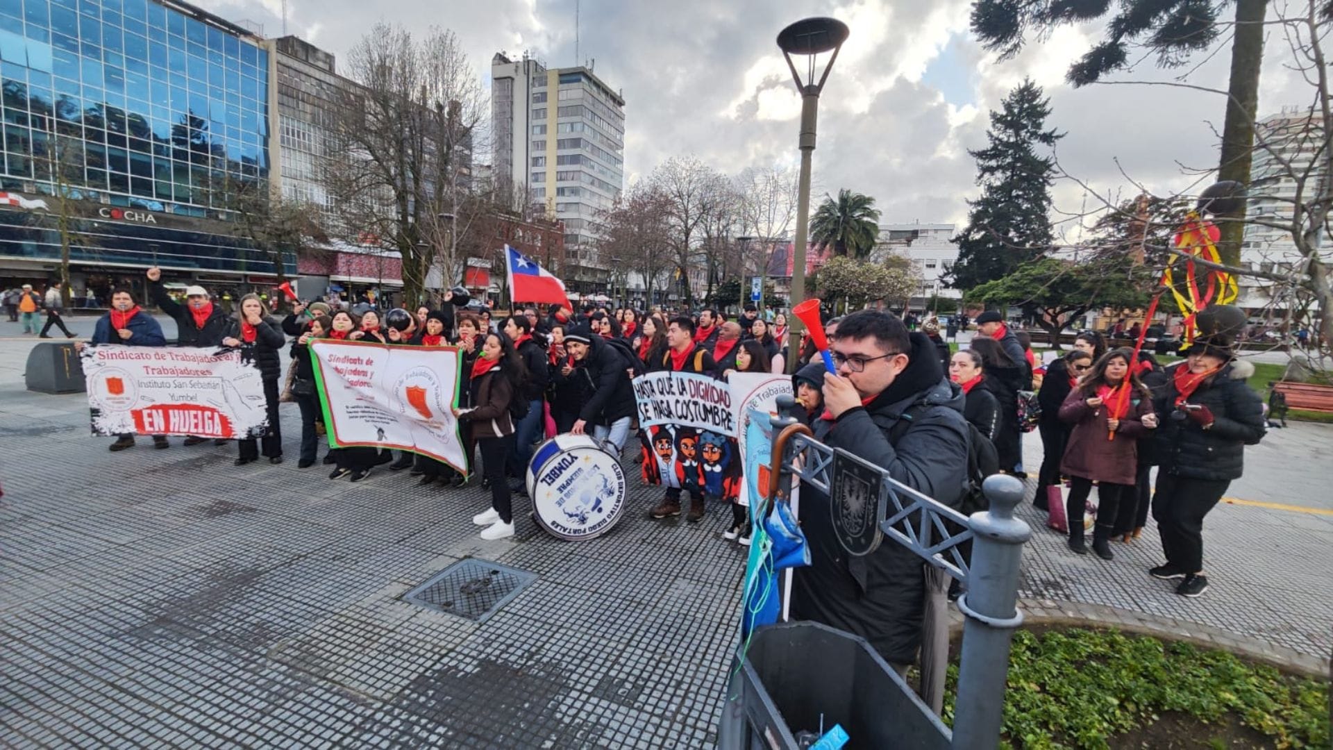 Acusan intransigencia de la Iglesia: Profesores del Instituto San Sebastián de Yumbel están en huelga por mejoras laborales