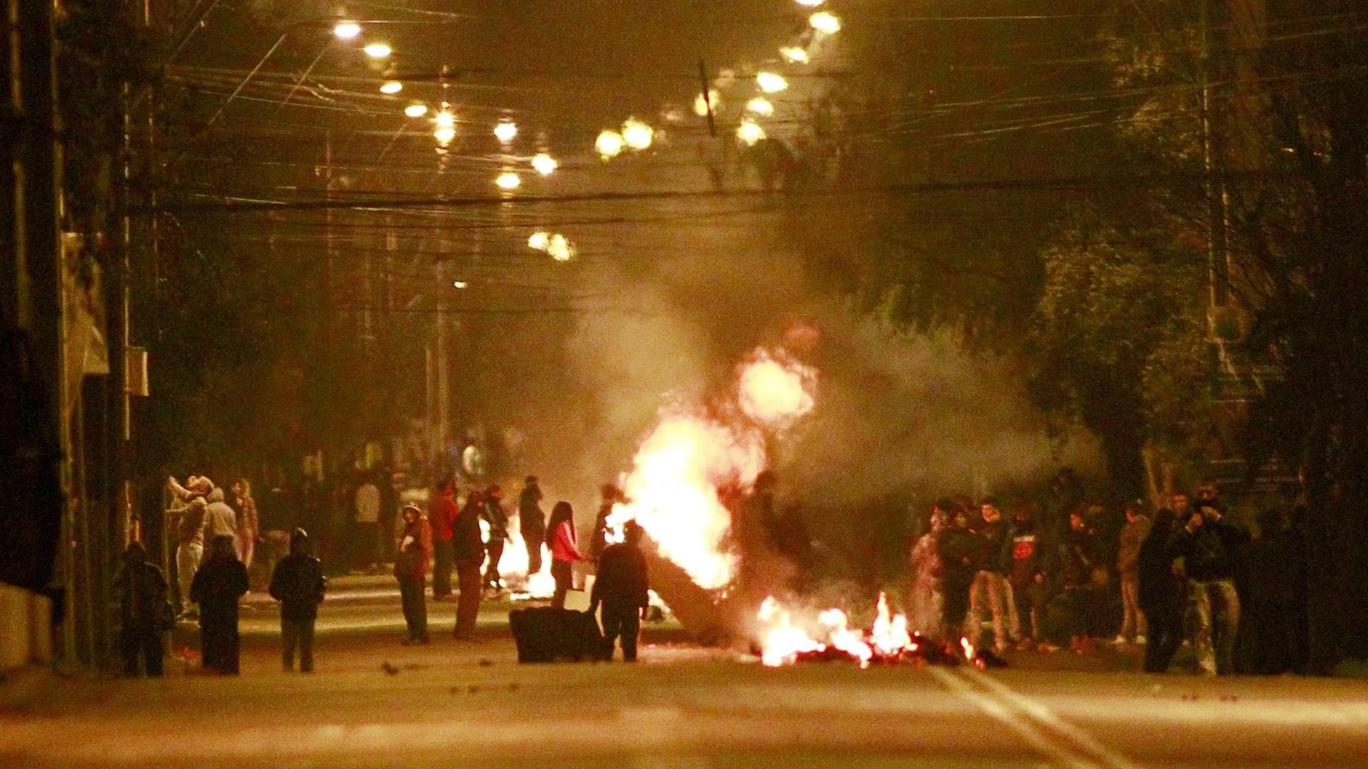 Hay un detenido: Encapuchados atacaron comisaría y levantaron barricadas durante la noche en población La Pincoya