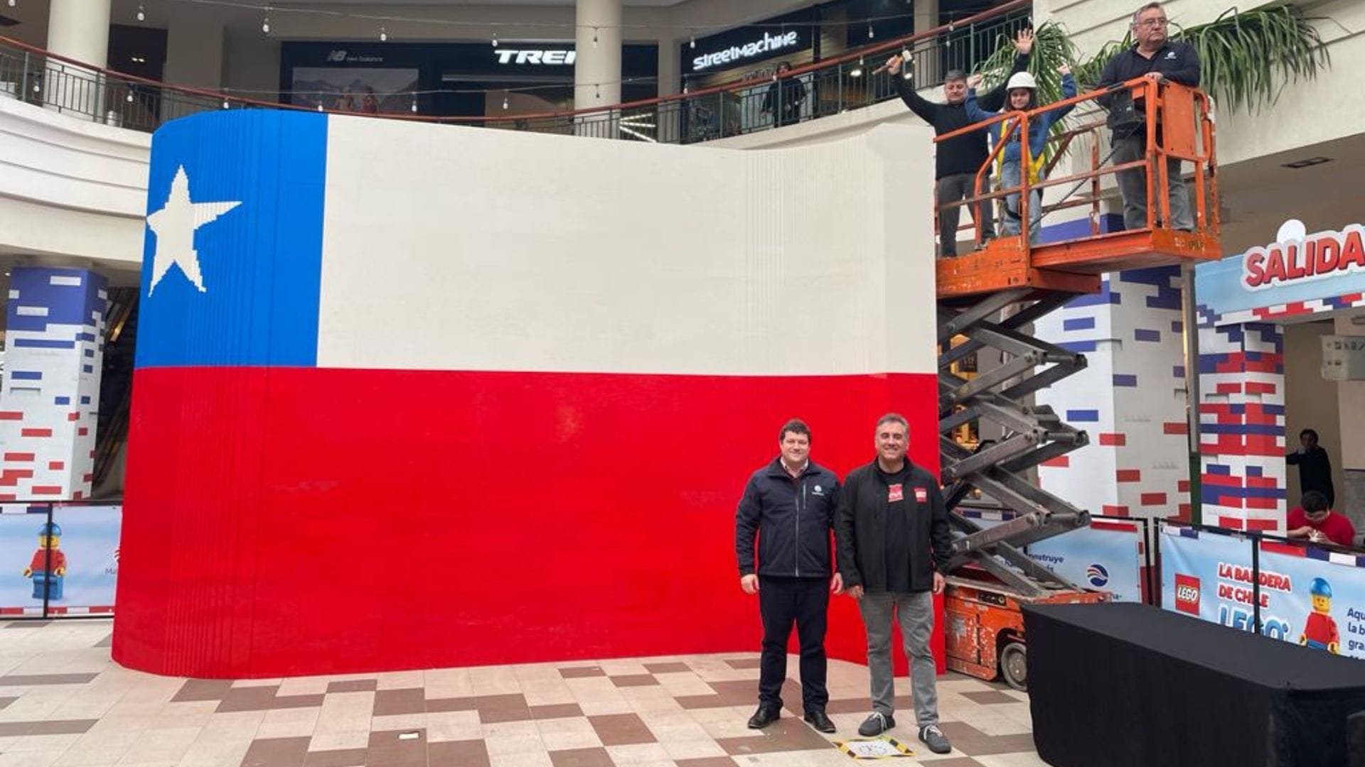 Mall Marina y LEGO se unen para crear la bandera más grande del país