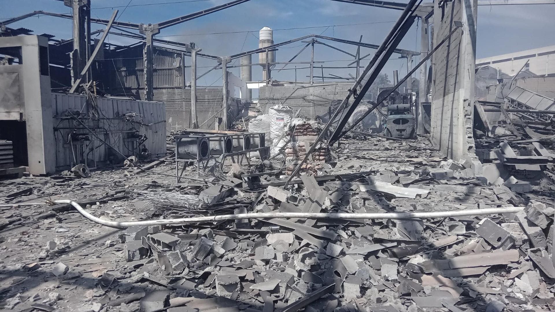 Causas son investigadas: Al menos dos muertos y 12 heridos tras fuerte explosión que destruyó una planta siderúrgica en Brasil
