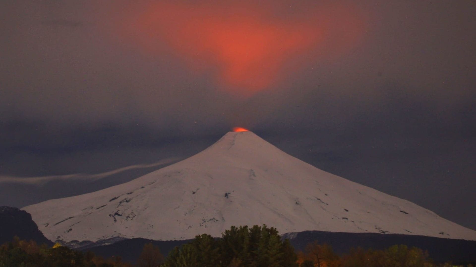 Decretan alerta naranja por aumento de actividad del Volcán Villarrica