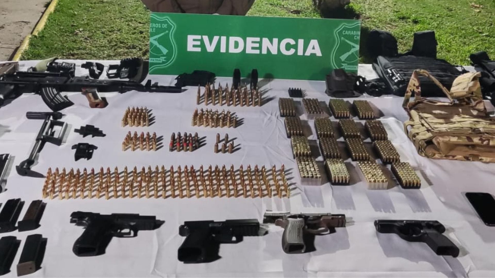 Fue sorprendido manipulando un arma en la calle y escapó: Detienen a sujeto con más de ocho kilos de cocaína y un fusil en La Pintana