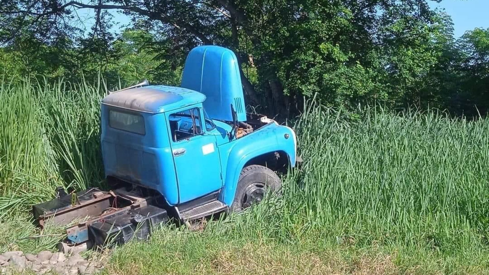 Camión que transportaba trabajadores volcó en la carretera: Accidente dejó dos muertos y 23 heridos en Cuba