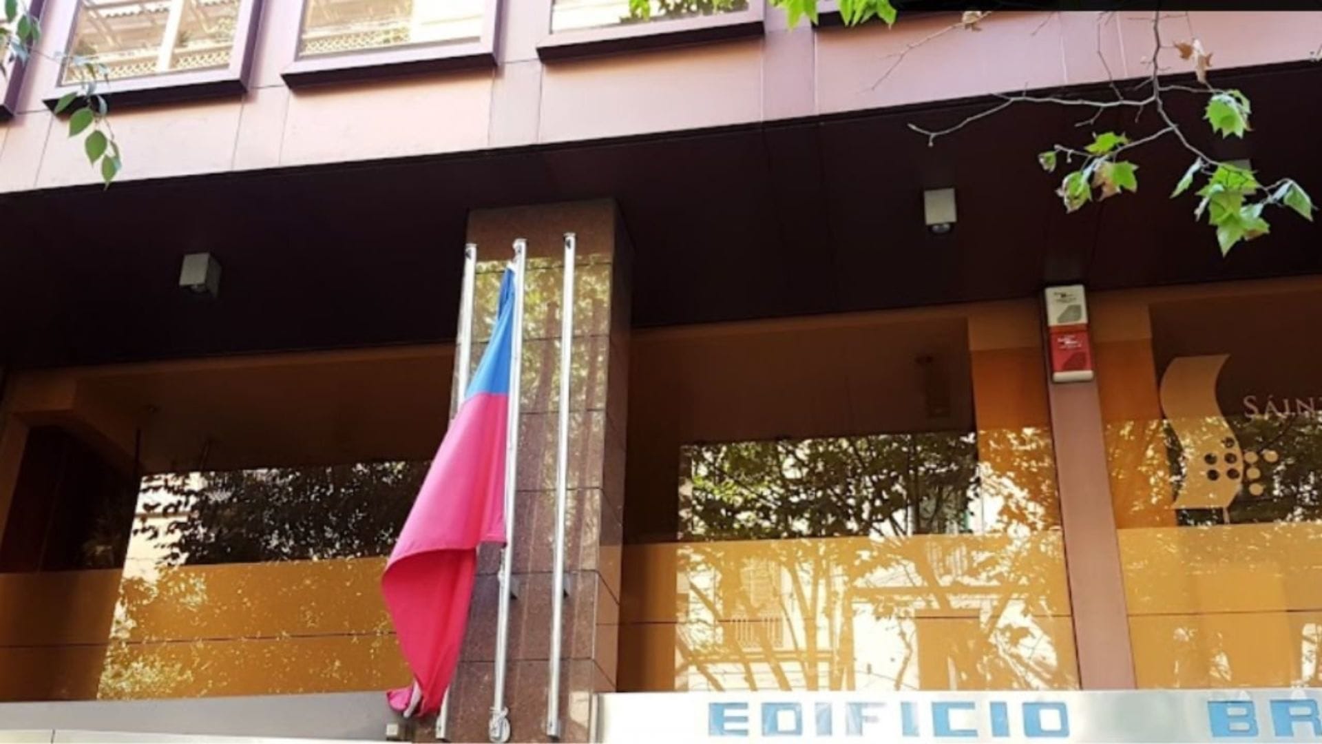 Hijo de cónsul chileno en Barcelona fue detenido por presuntos robos: Habría usado vehículo diplomático para cometerlos