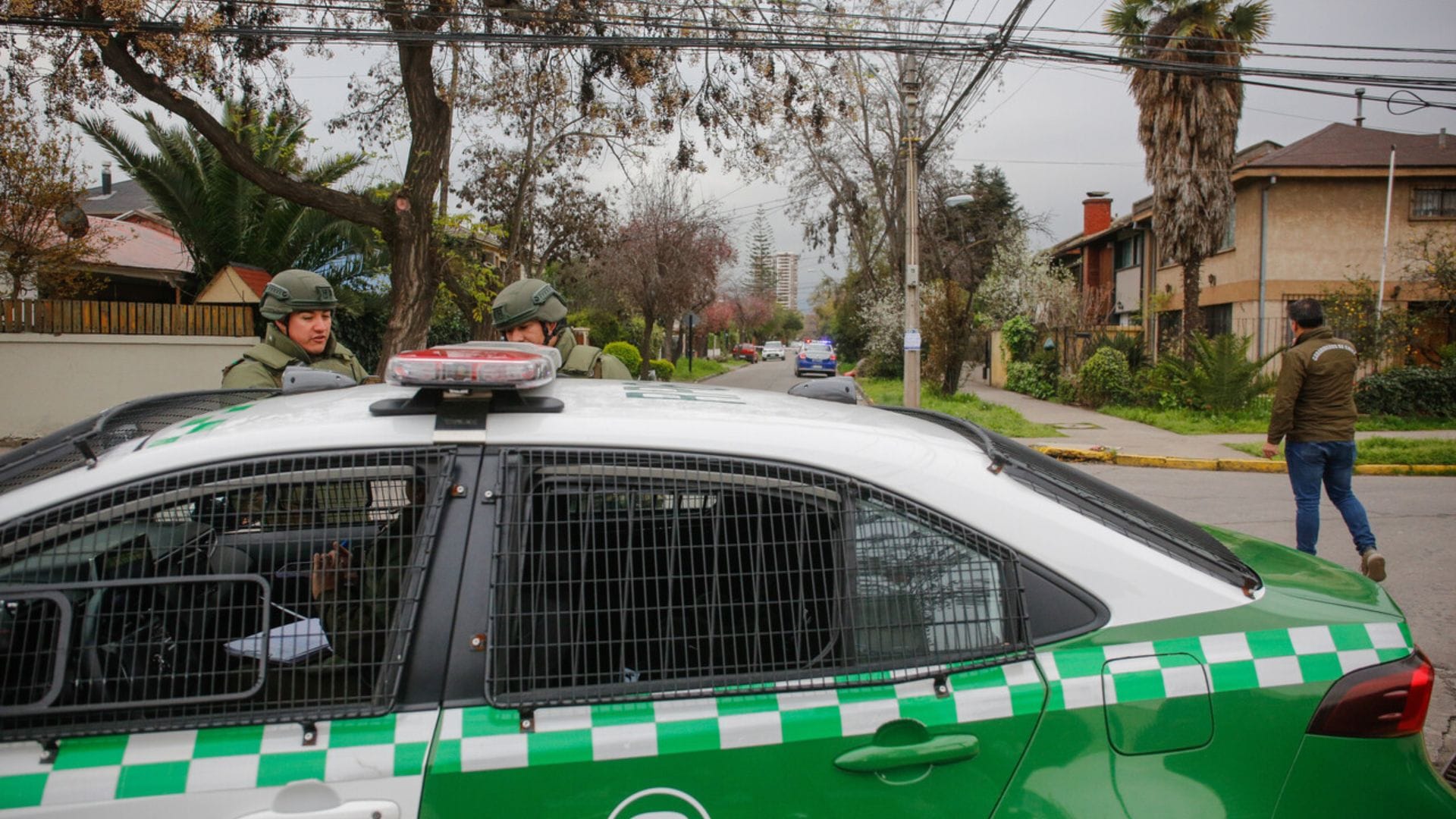 Iba camino a su casa cuando fue interceptado por tres sujetos: Carabinero repelió a tiros encerrona en Ñuñoa