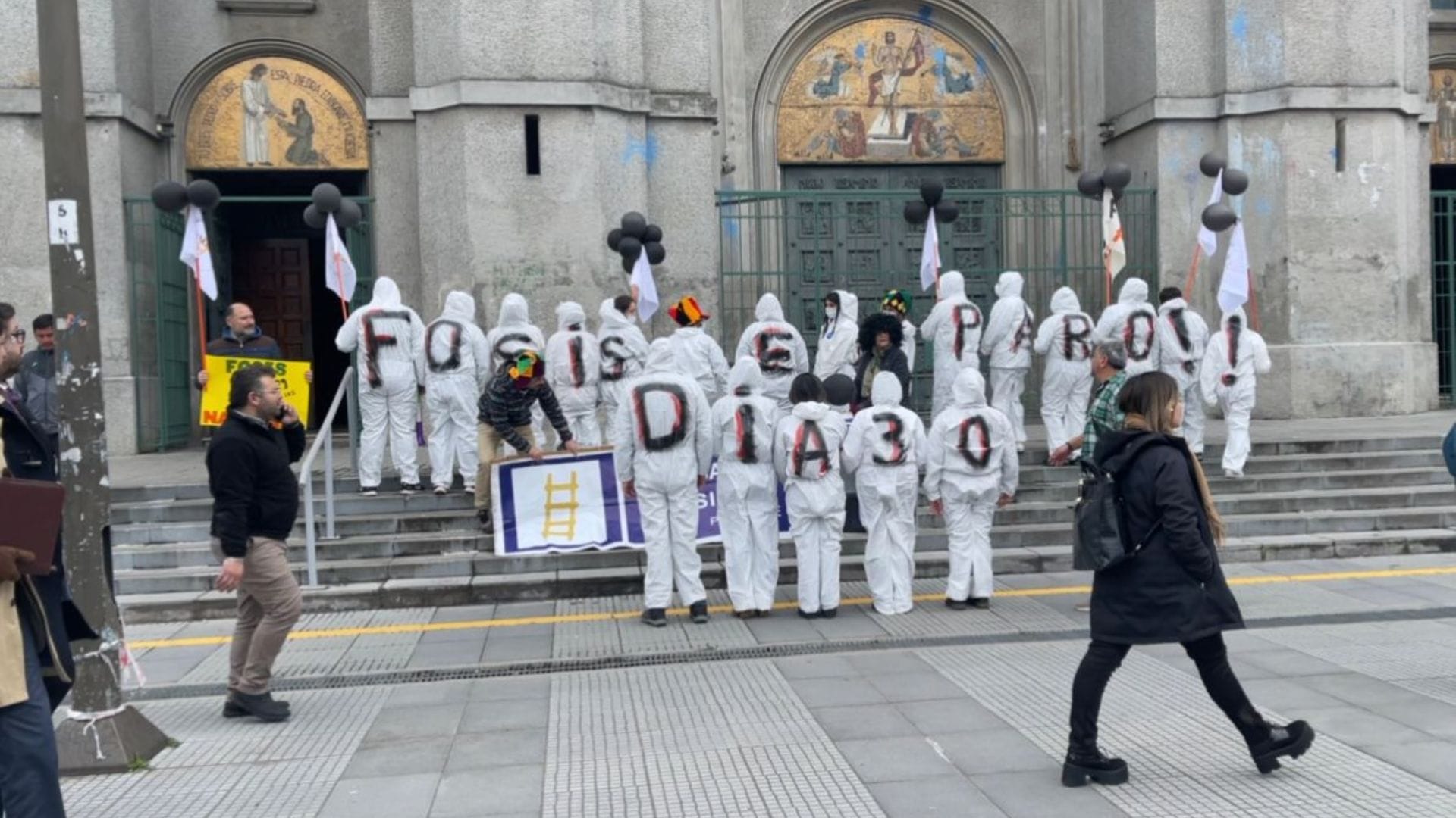 A más de un mes en paro: Funcionarios de Fosis Biobío exigen respuestas por retraso en pago de sueldos y decretos denegados