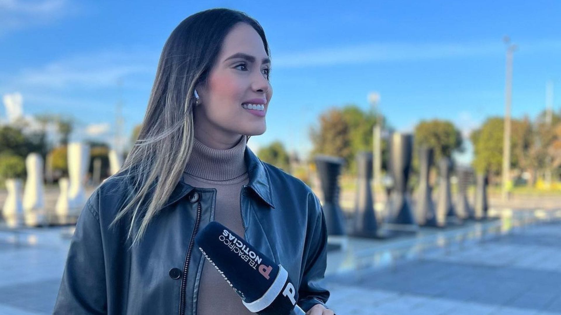Despachaba al frente del Monumental: Periodista colombiana sufrió el robo de su celular tras ser asaltada por motochorro