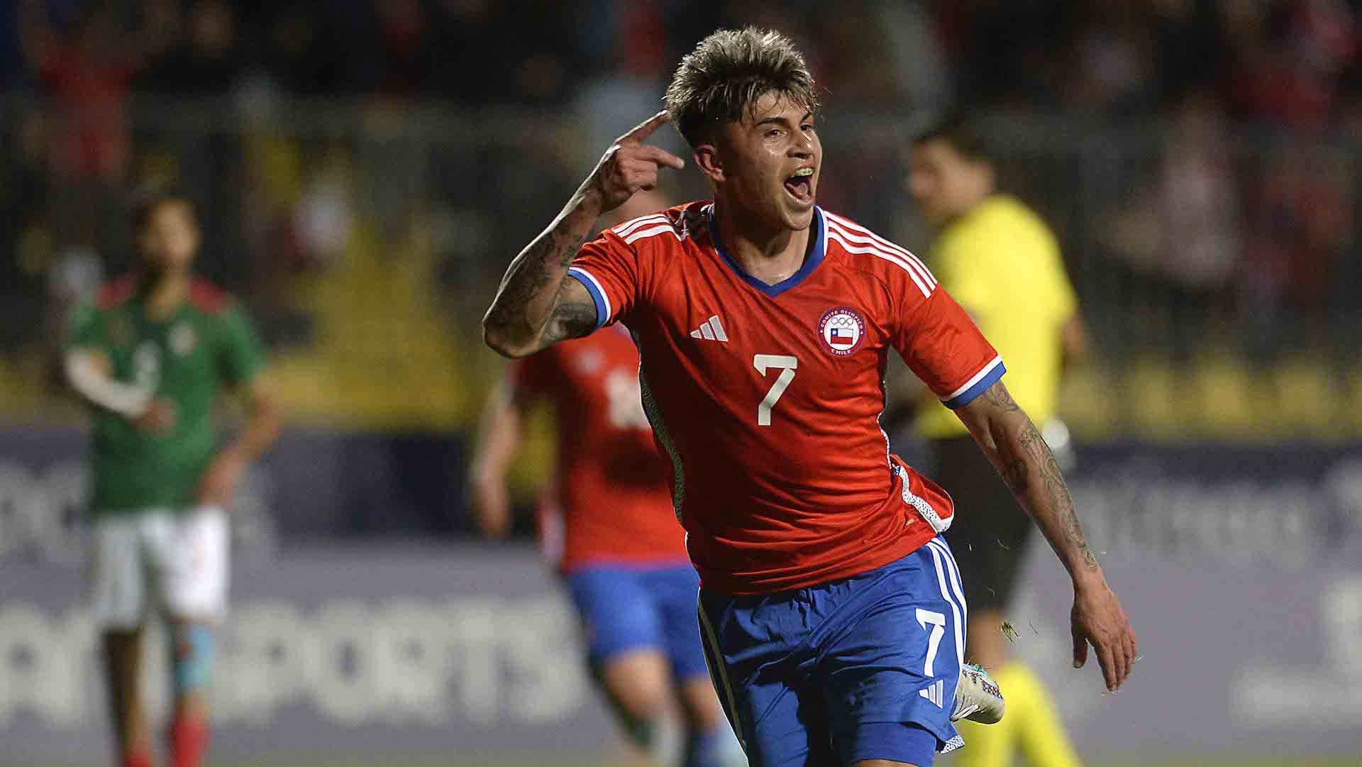 Maximiliano Guerrero muestra su alegría por el gol en los Panamericanos junto a la Selección Chilena