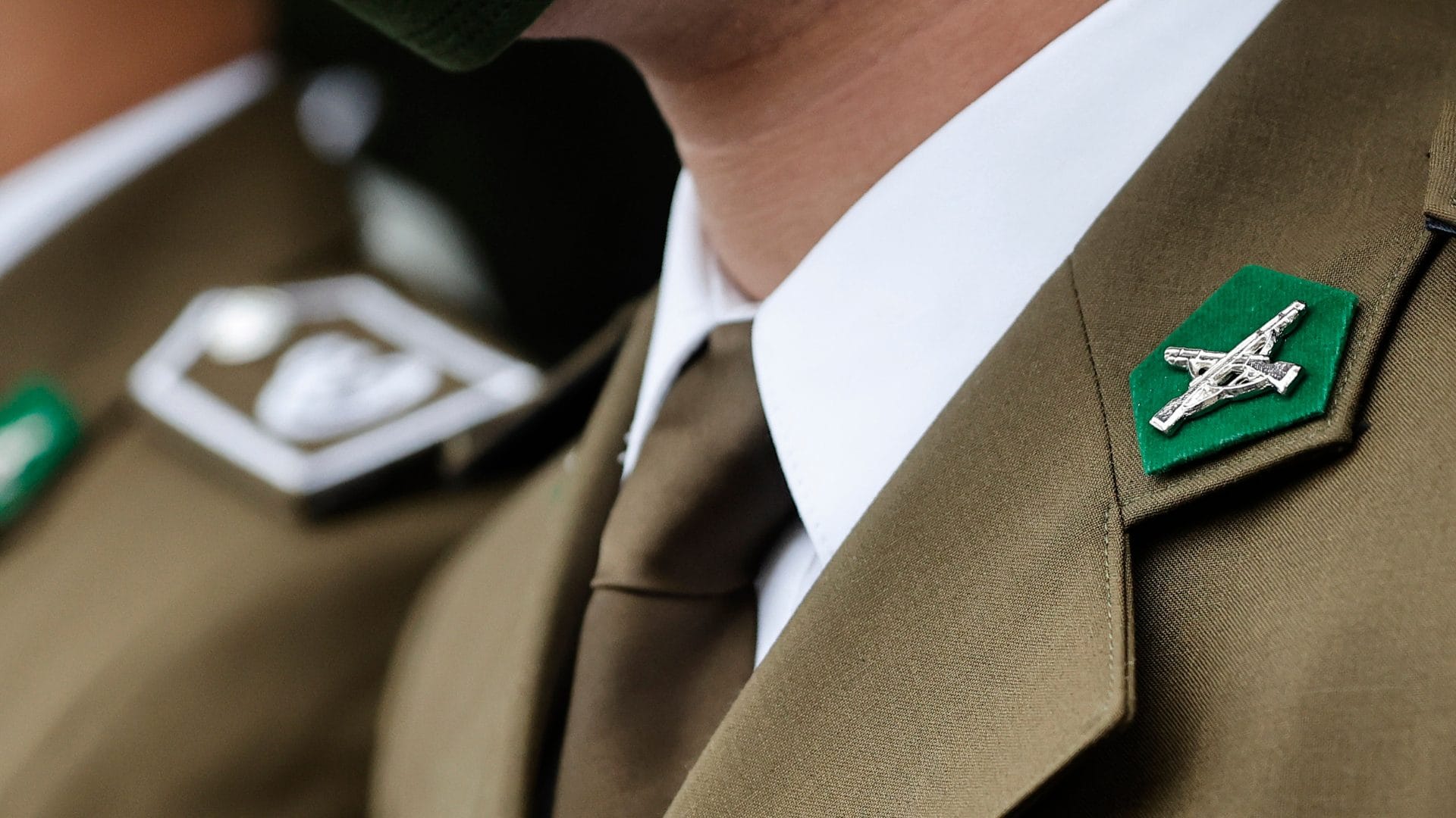 Anulan expulsión de alumno de Escuela de Carabineros: Publicó fotos semi desnudo a sus redes sociales