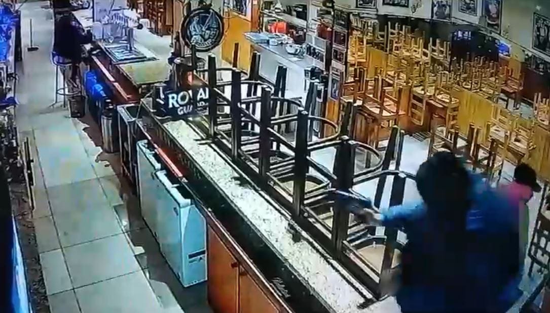 Asalto afecta a restobar de avenida Colón en Talcahuano: Delincuentes intimidaron con armas