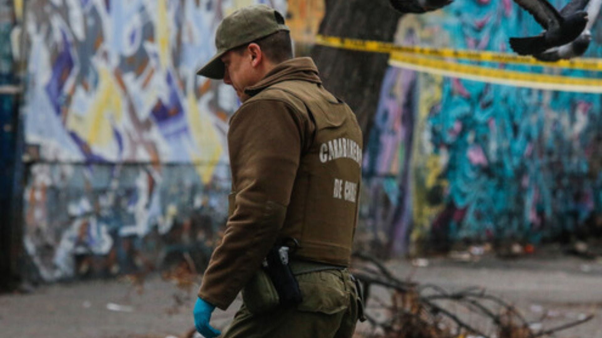 Manipularon mal el arma: Instruyen sumario por carabineros baleados en comisaria de Santiago