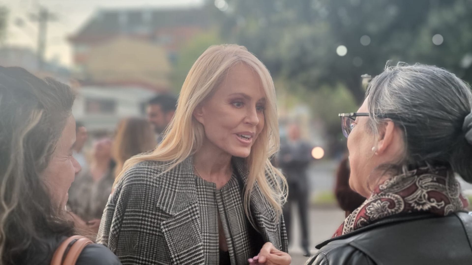 Cecilia Bolocco encabezó actividad en Concepción: Arco de la UdeC se iluminó para conmemorar Mes del Cáncer de Mama