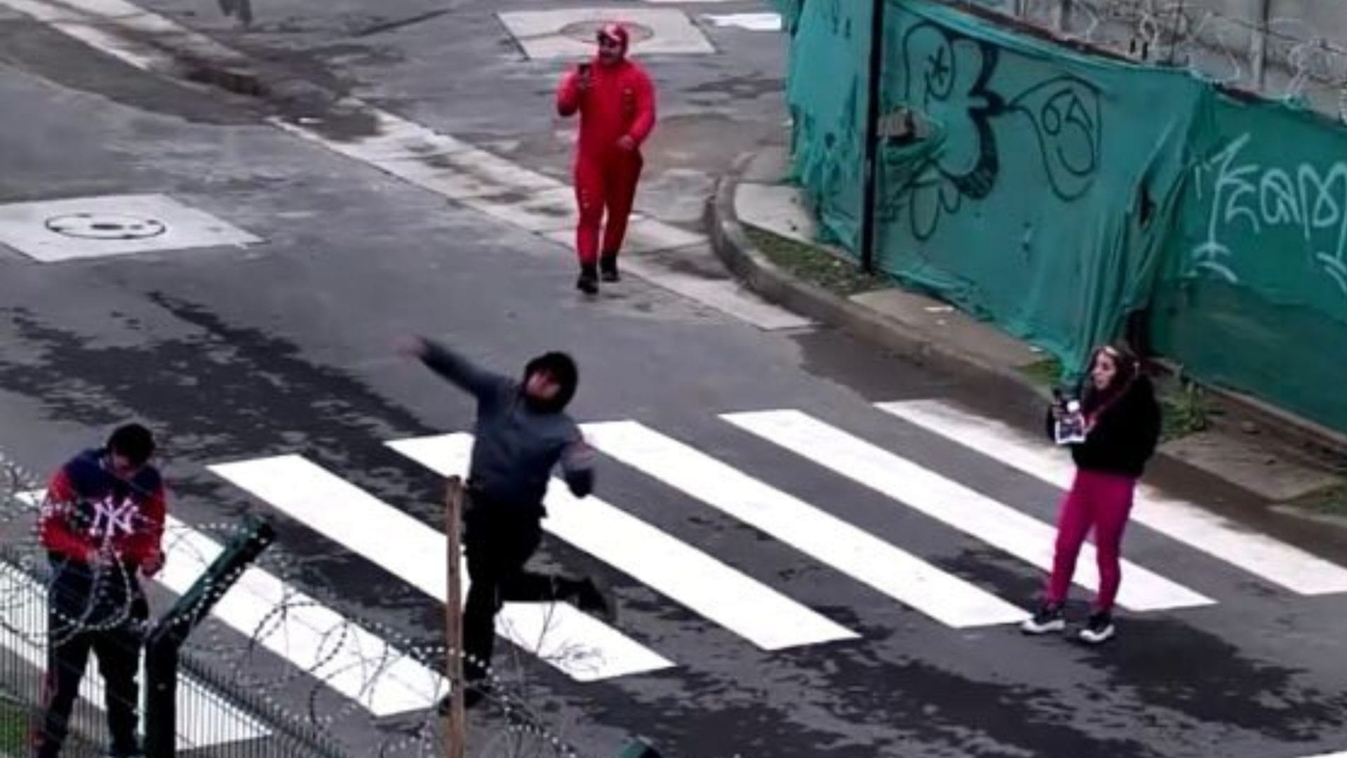 Serían parte de un clan familiar: Detienen a dos hombres por lanzar pelotas con drogas al interior de cárcel Colina II