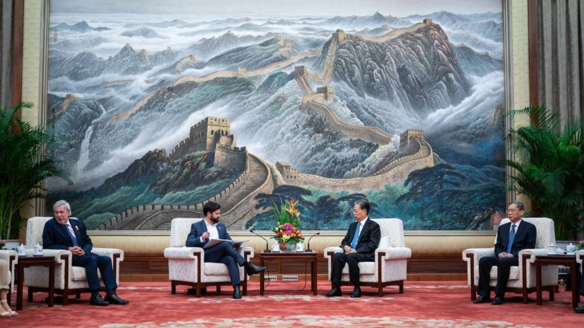 Confirman brote de Covid-19 en la comitiva chilena que acompaña a Boric en China