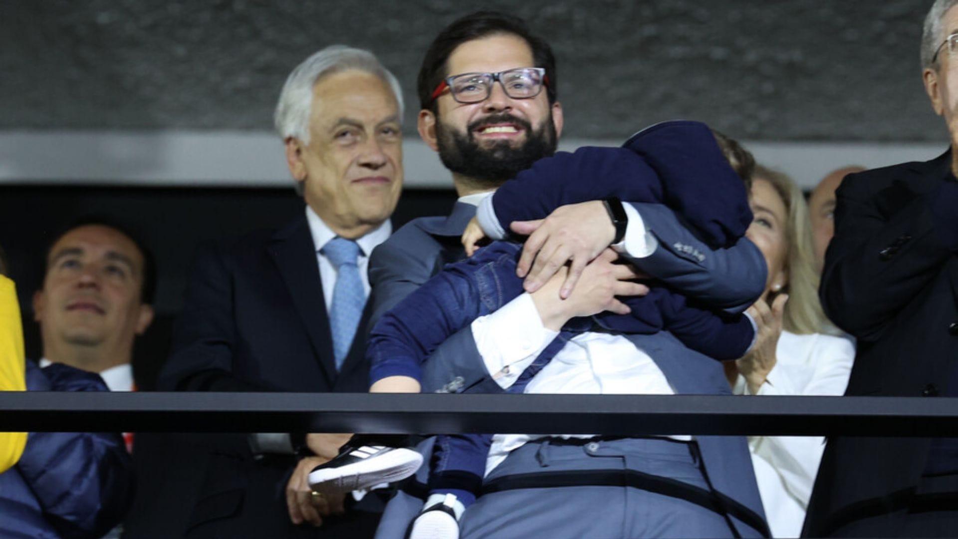 Cuñada de Presidente Boric lo defendió tras críticas por estar con su sobrino en ceremonia de Santiago 2023