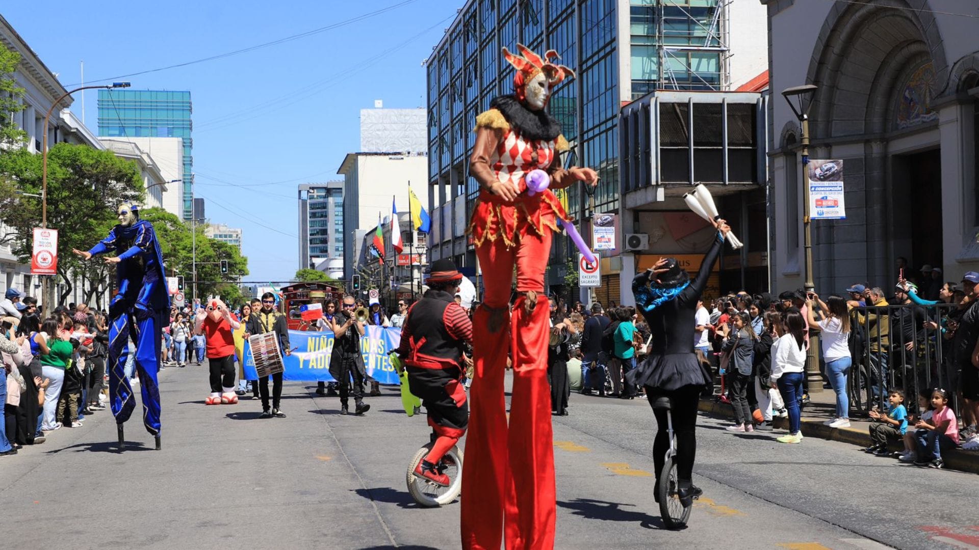 Concepción celebró su aniversario 473 con desfile ciudadano que llenó de color y alegría las calles