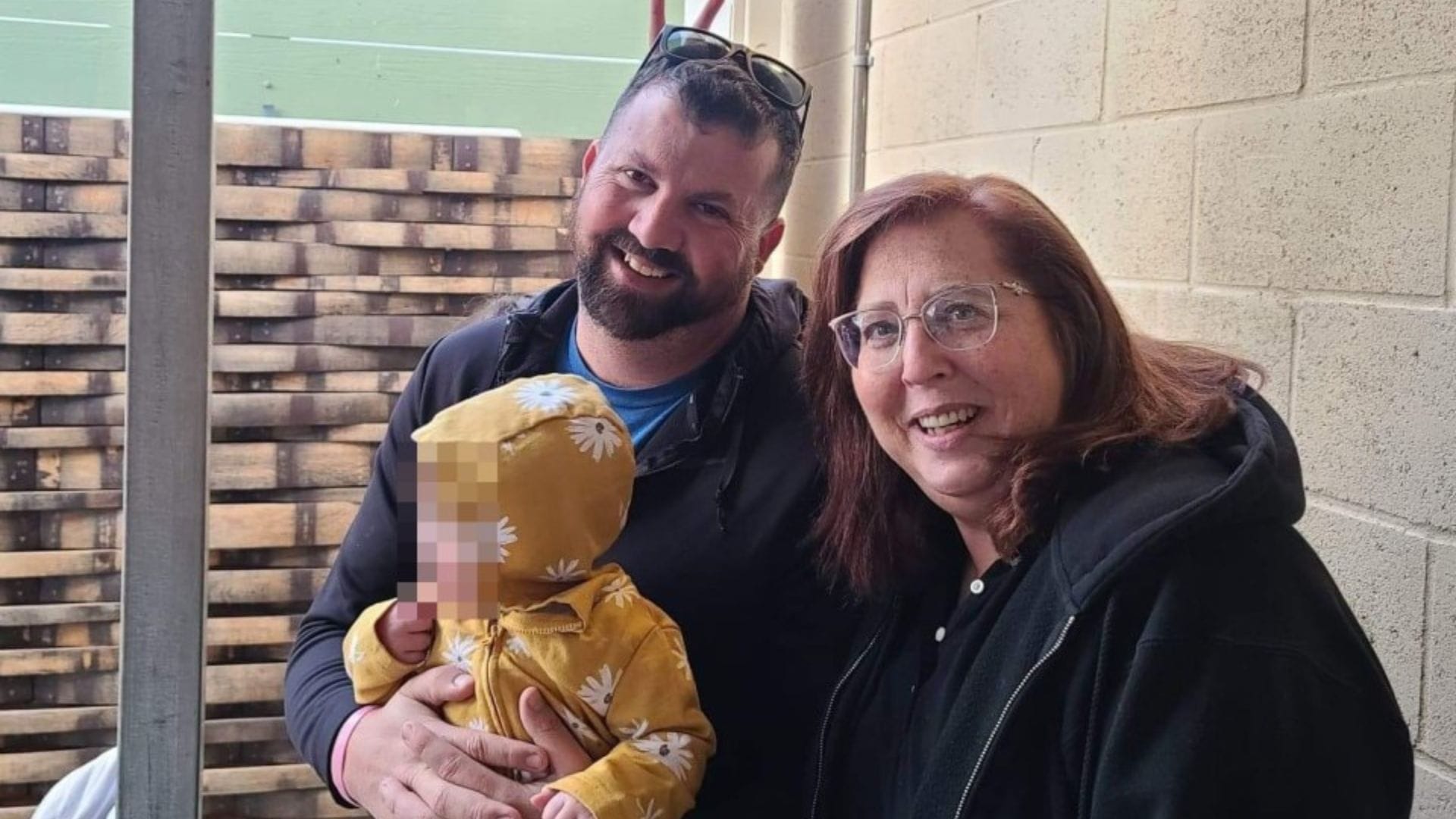 Mujer que se realizó prueba ADN para hallar a su madre terminó encontrando a hijo que dio en adopción