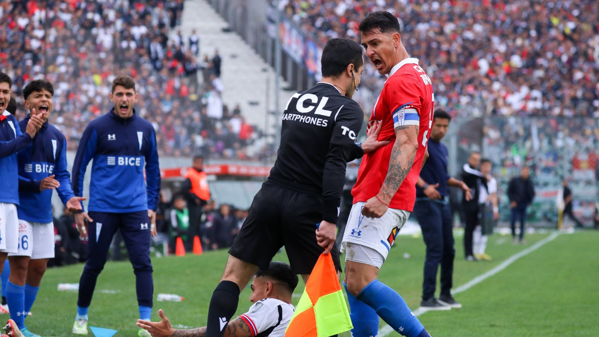 Zampedri provocó las burlas de los hinchas albos tras celebrar un lateral y terminar perdiendo el partido