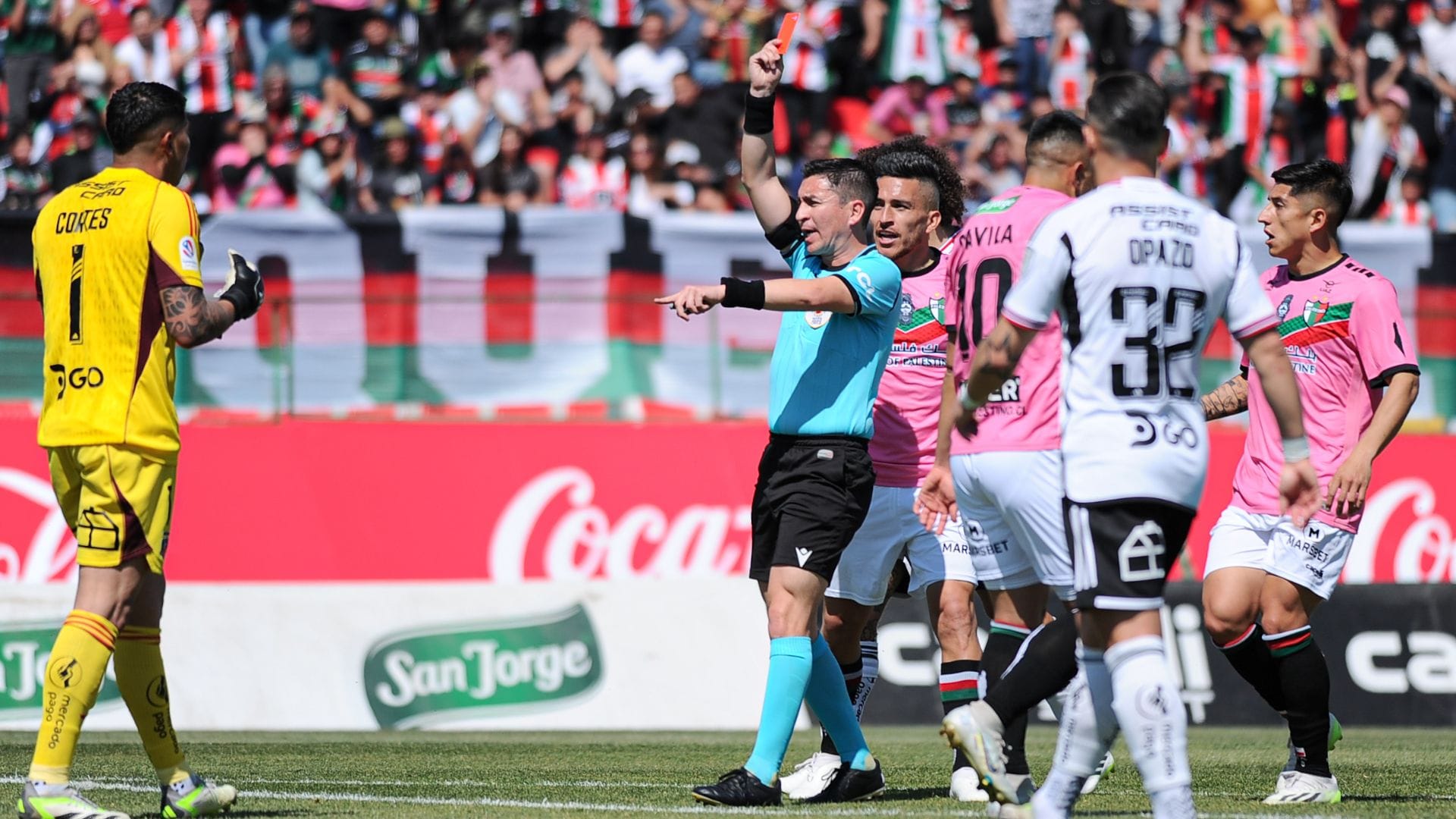 Con uno menos: Brayan Cortés fue expulsado en el partido entre Colo Colo y Palestino
