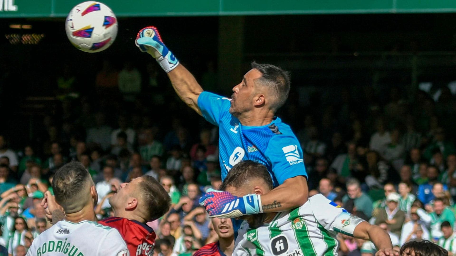 El Betis sacó una gran victoria en La Liga nuevamente con Bravo como titular aunque con muchas críticas