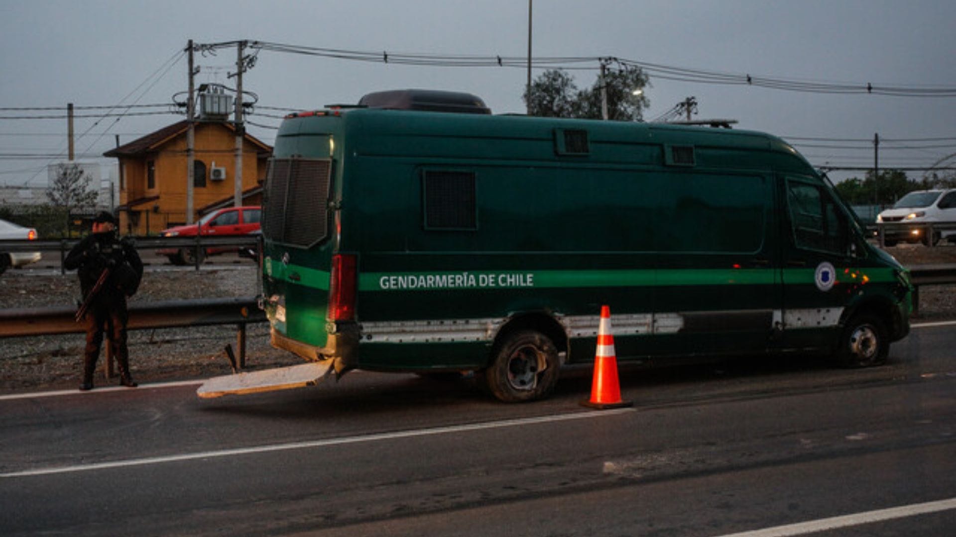 Iba en vehículo robado: Conductor terminó grave  tras colisionar con furgón de Gendarmería en La Cisterna