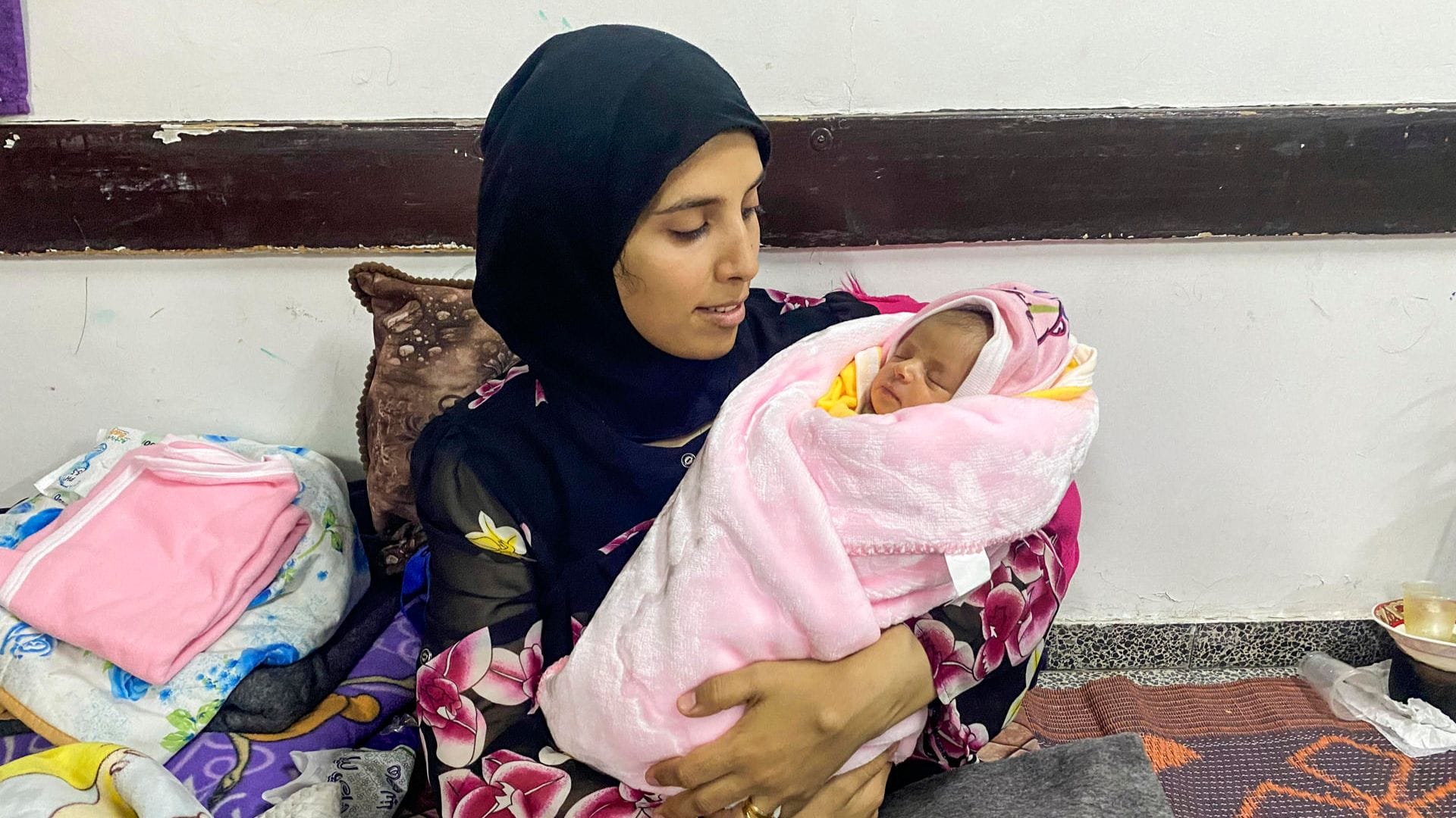 “Me siento cansada y ansiosa”: Parir bajo los bombardeos en Gaza