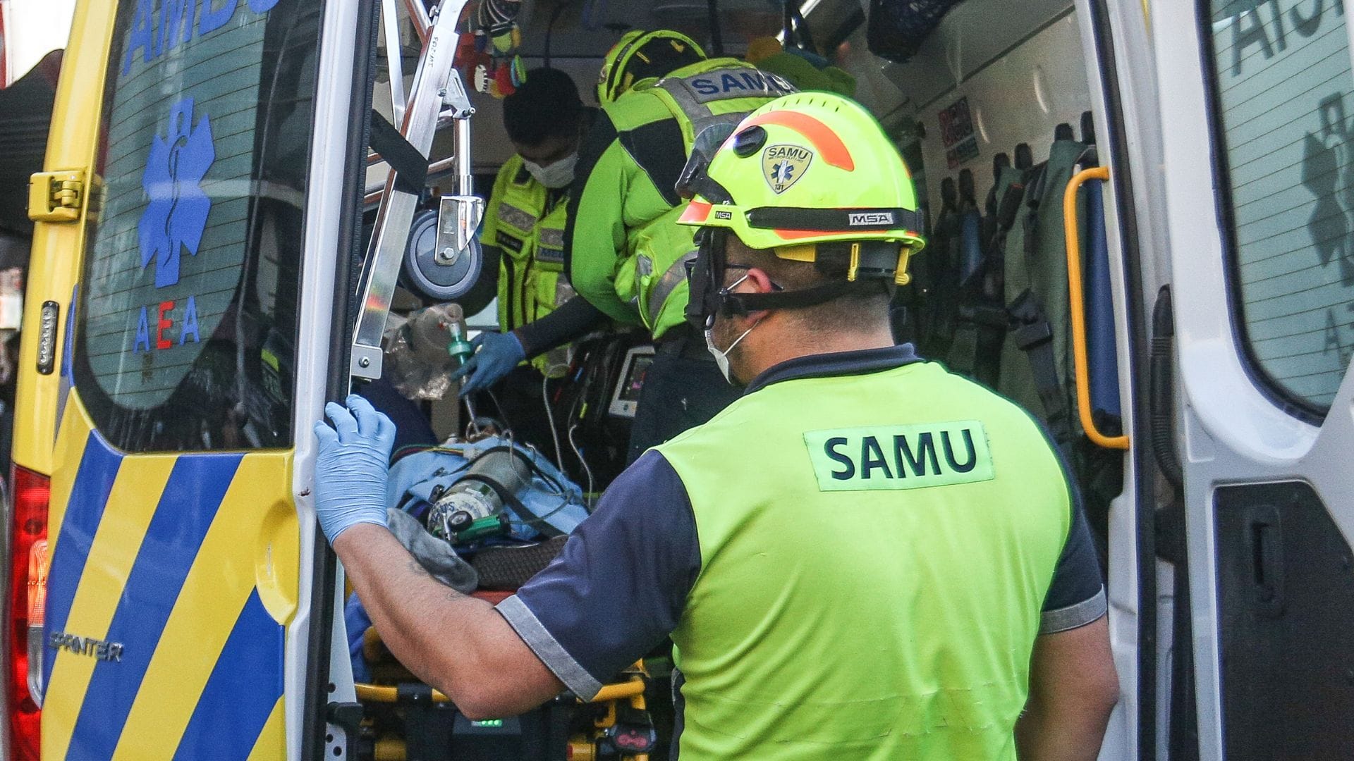 Chofer ebrio amenazó con un machete a personal del SAMU que atendía a herido tras choque provocado por él mismo en Punta Arenas