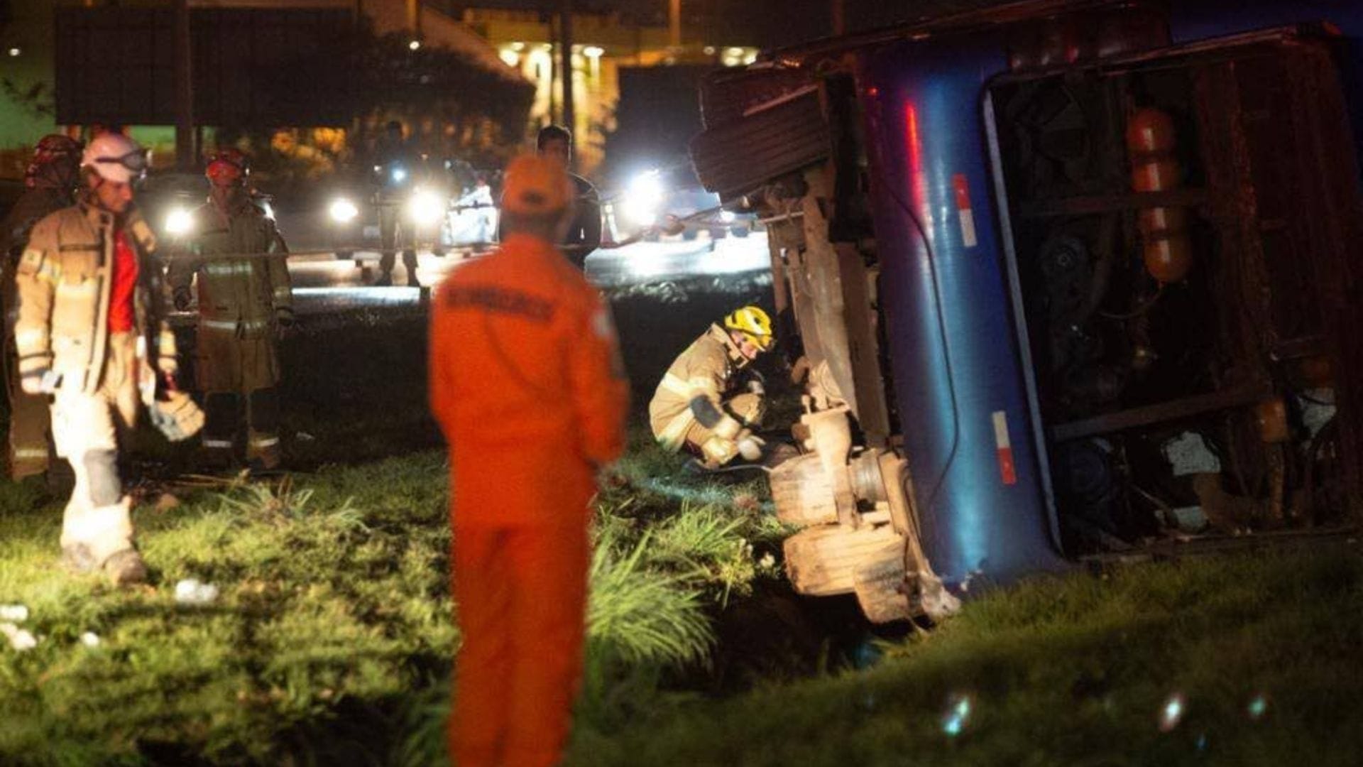 Bus huía de una fiscalización y se volcó: Reportan al menos 6 personas fallecidas tras grave accidente de tránsito en Brasil