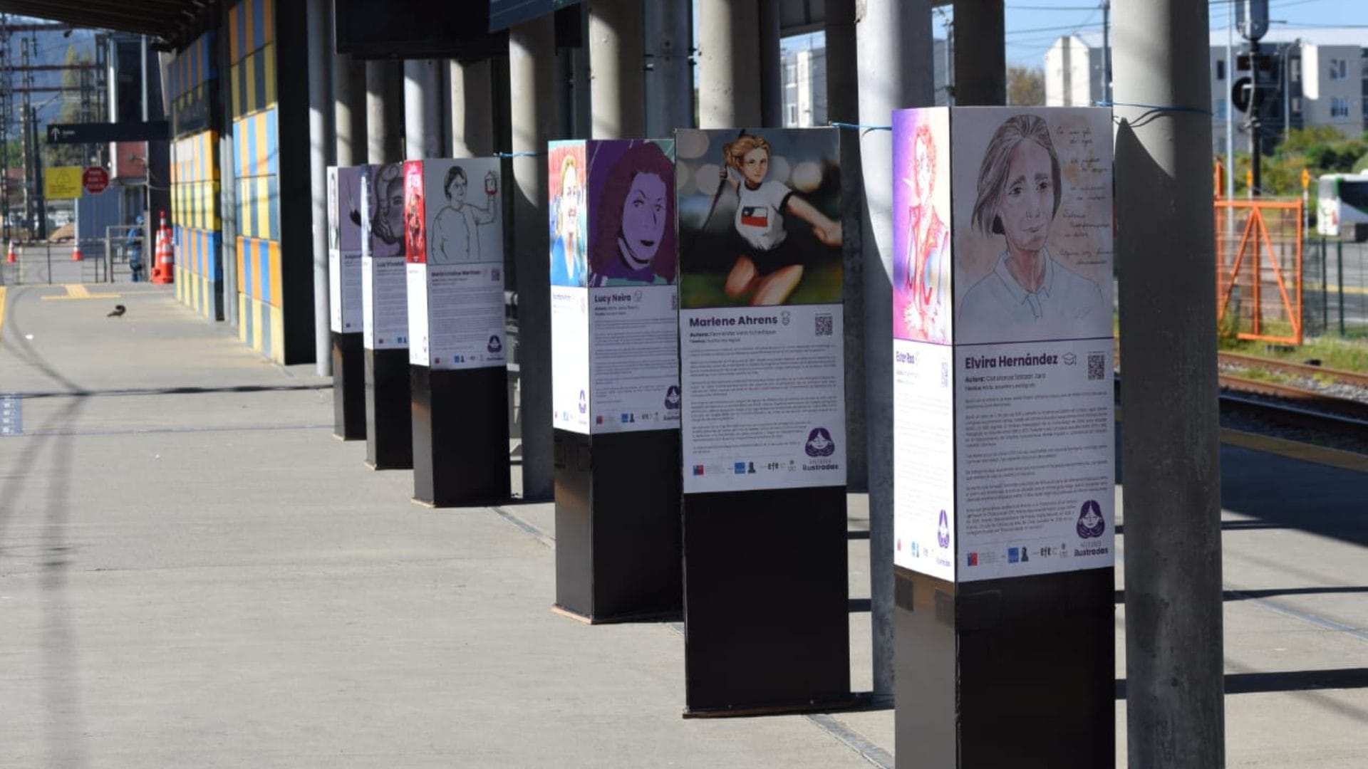 Obras de “Mujeres Ilustradas” son expuestas en estación del Biotren en Concepción