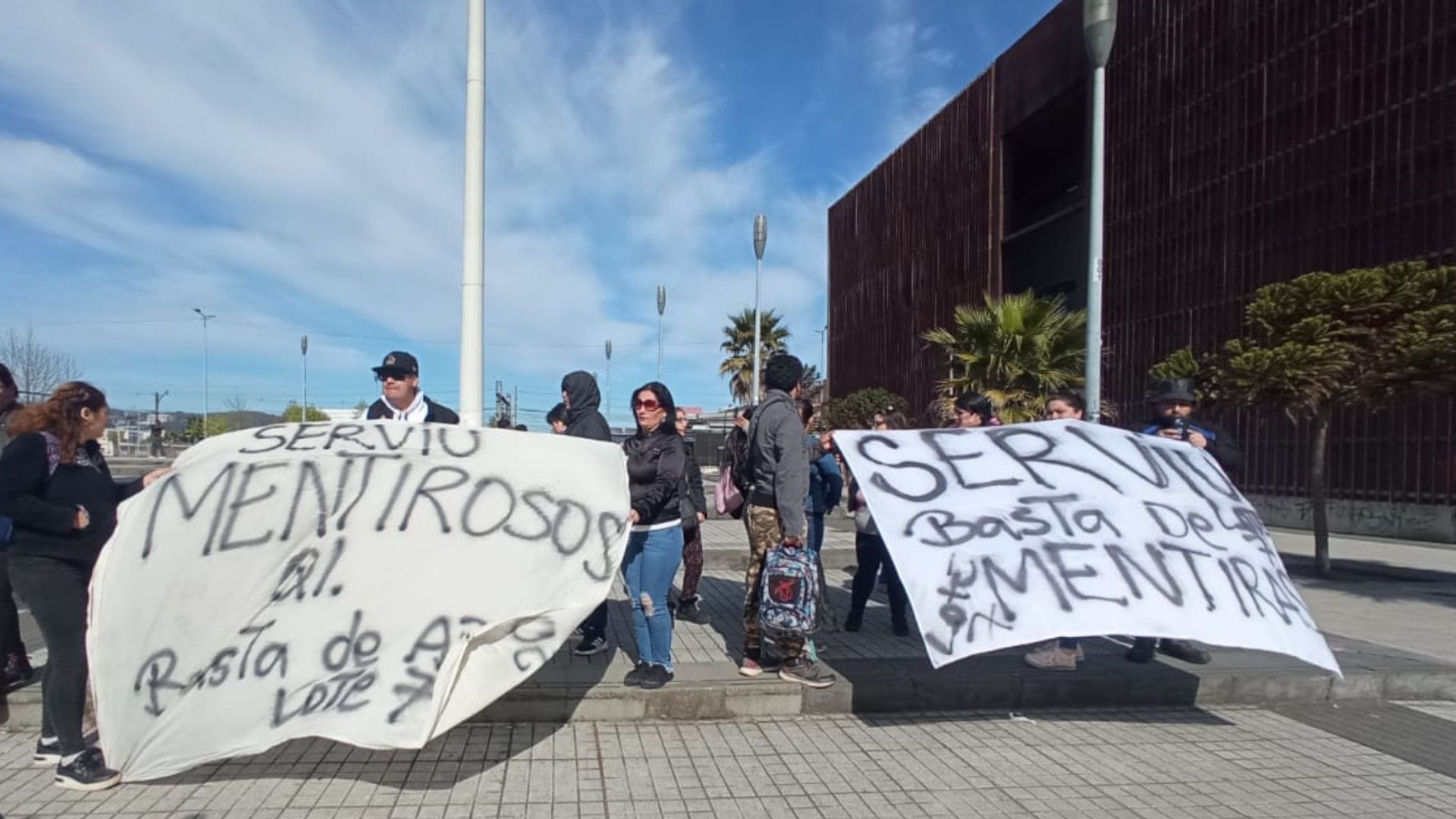 Vecinos de Mirador del Pacífico protestan en el Serviu ante inminente desalojo: Exigen solución habitacional